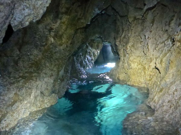 透明度の高い地下水が流れる、洞窟内の神秘的な風景！