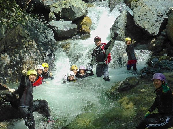 【明王谷コース】自然豊かな渓谷で、登りも下りも沢遊びを満喫！子どもから大人まで楽しめるコースです。
