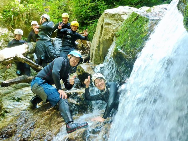 【八淵の滝コース】「日本の滝100選」にも選ばれている名瀑を全身を使って次々に上り、シャワークライミングを楽しみます。小5からご参加OK！