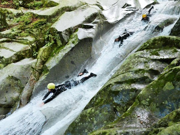 【天川コース】小1から参加OK！登りは水しぶきを上げてシャワークライミング、帰りは4つの天然スライダーを楽しみながら流れ下ります！