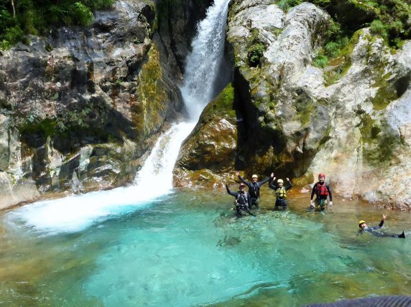 【前鬼川コース】青く美しい水は、関西屈指の抜群の透明度！自然豊かで美しい渓谷を登りも下りも楽しみます