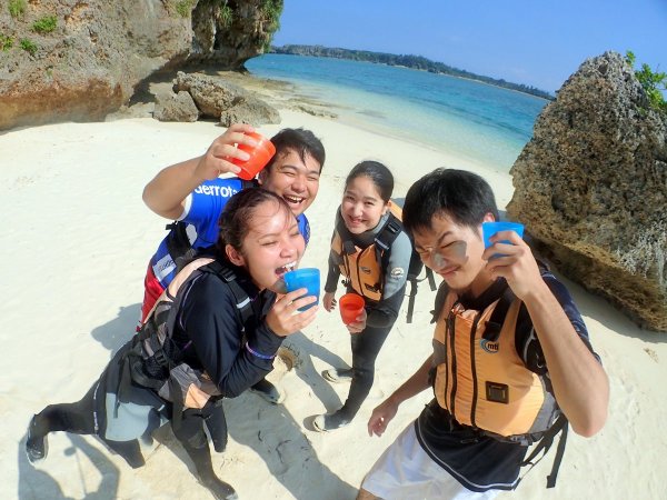 カヤックも無人島探索もシュノーケリングも…沖縄の海遊びを半日で満喫できちゃうよくばりツアー！