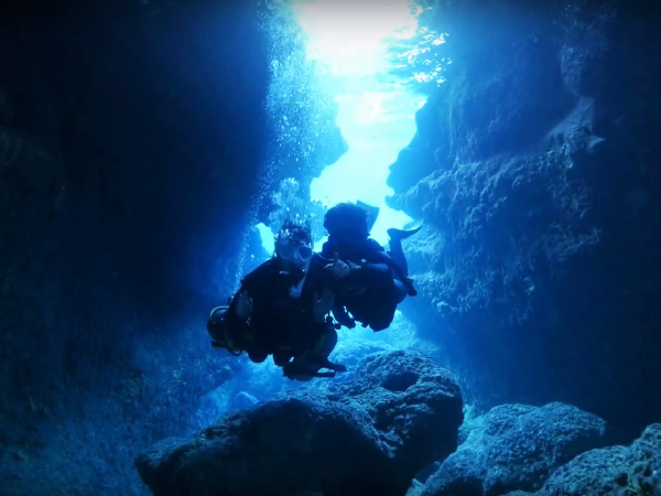 宮古島版【青の洞窟】を楽しむボート体験ダイビング！
海に面してぽっかり空いた小さな穴の奥を進むと、入口の光が幻想的な美しい「青色」で海中を輝かせます。