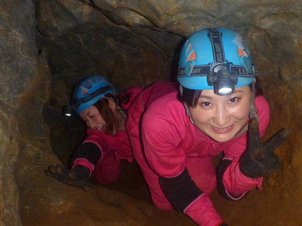 神秘的な地底湖を目指して、洞窟内を探検しよう！洞窟探検の専門ガイドが皆さまの冒険をサポートします！