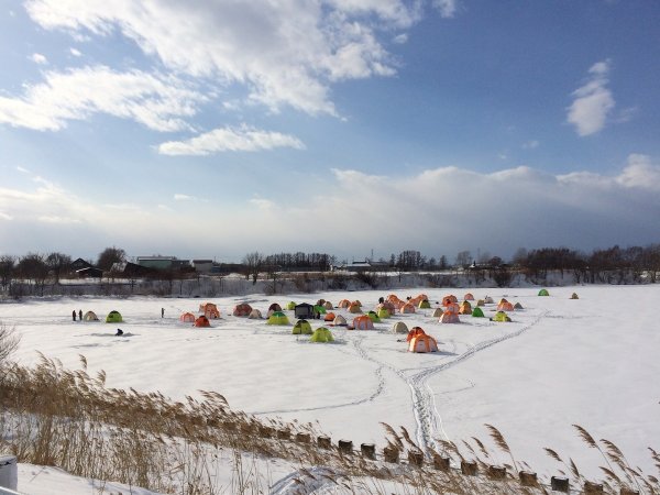 冬の風物詩！北海道で氷上ワカサギ釣り体験！