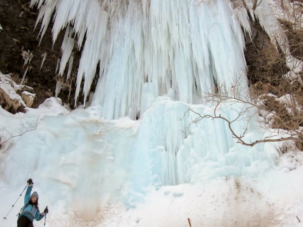滝が凍ってできる幻想的な氷瀑