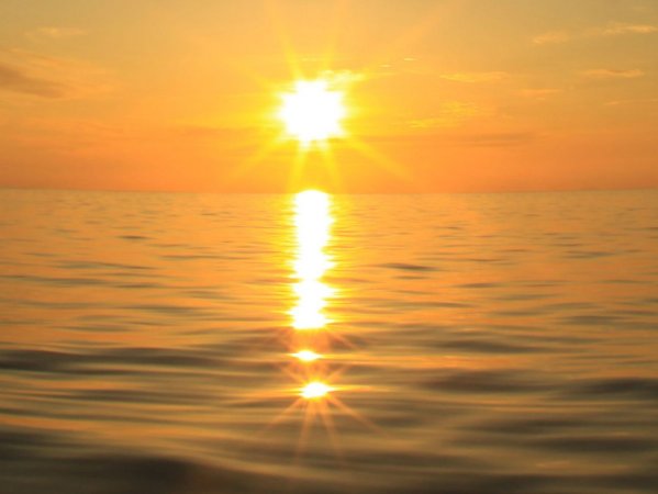 奄美の海に沈む夕日
