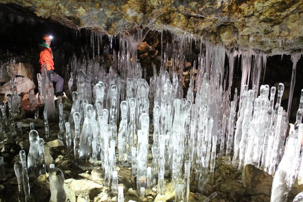 氷の芸術が並ぶ大滝氷筍洞窟