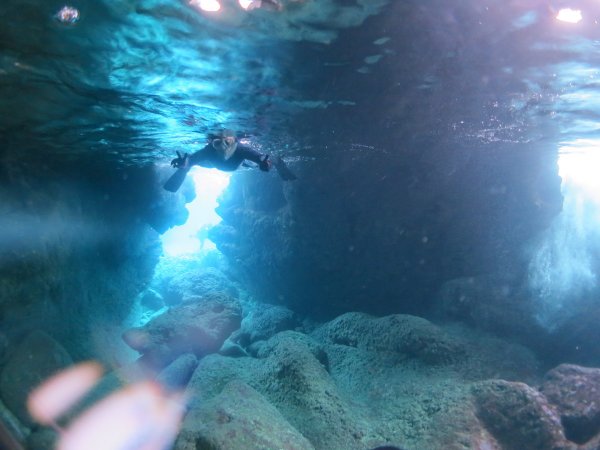 ボートシュノーケリングでは人気の青の洞窟にもいける！