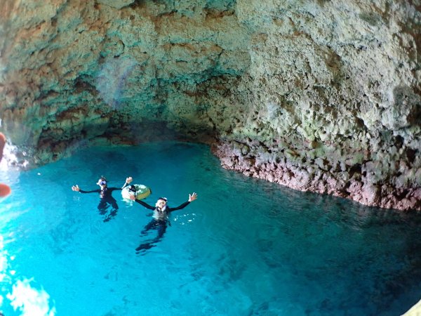 青く輝く幻想的な光景が広がる青の洞窟！