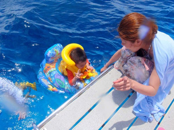 ツアーには2歳から参加OK！海に潜ることが苦手なお子様にはハンドル付き浮輪をレンタルします。