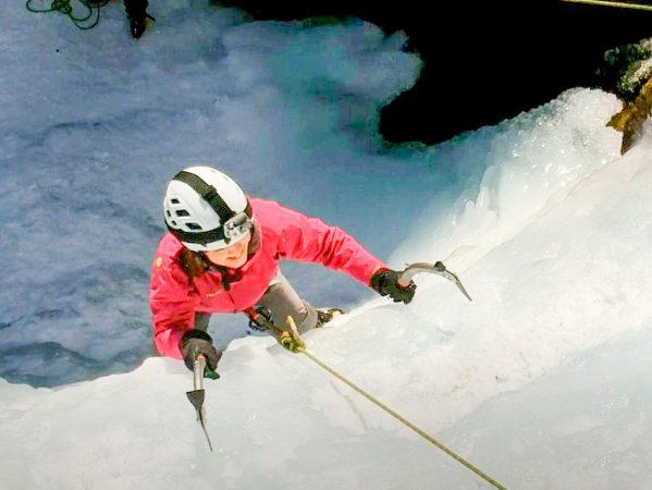氷の壁を登る楽しさや緊張感、達成感はアイスクライミングならでは！