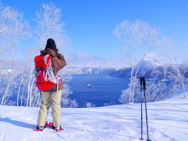 冬ならではの絶景！白い雪原と青い摩周湖のコントラストが美しい！