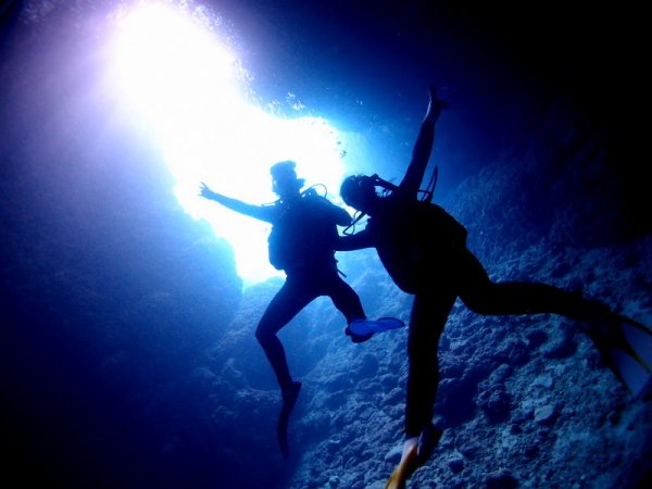 沖縄の人気スポット「青の洞窟」でダイビングを楽しもう！神秘的な青の光に包まれた洞窟へドキドキの探検に出発！
