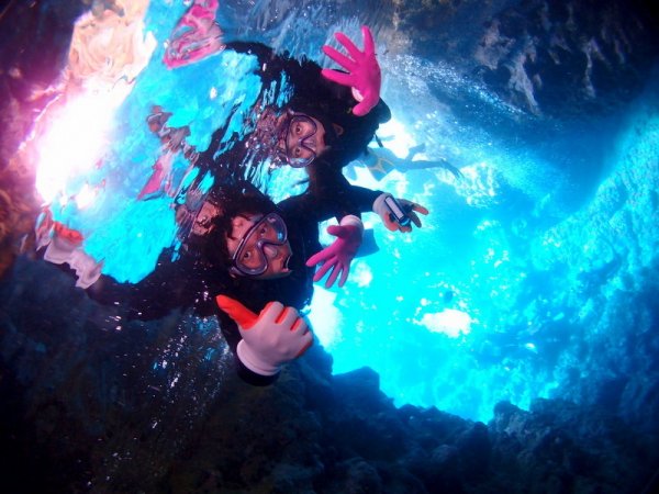 沖縄の人気スポット「青の洞窟」でシュノーケリングを楽しもう！神秘的な青の光に包まれた洞窟を体感しよう！