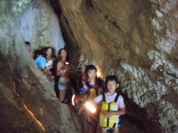 気分は探検隊！洞窟内を探索するとサンゴや鍾乳石が見られます