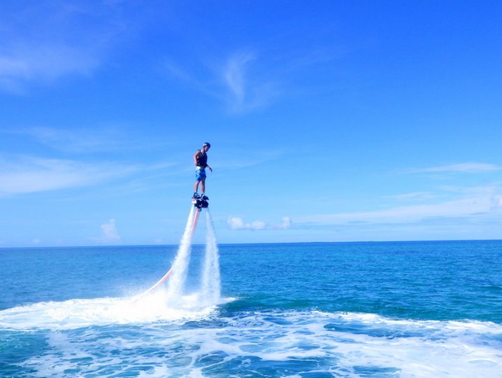 沖縄県のジェットブレード フライボード 水圧で空を飛ぶ の体験 そとあそび